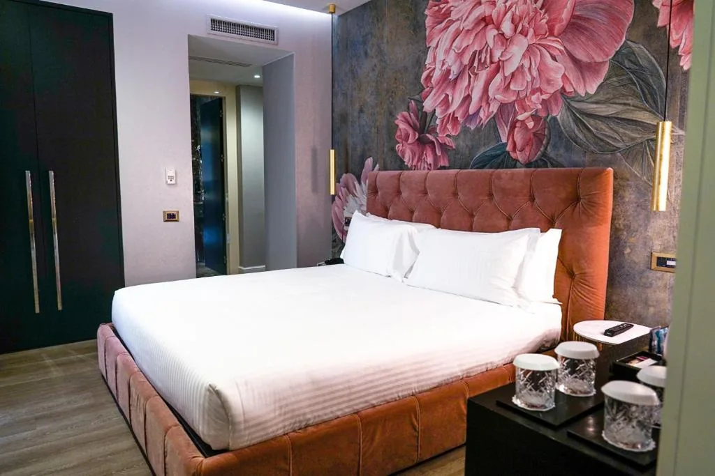 King Suite with Hot Tub — The Unique Hotel Brera