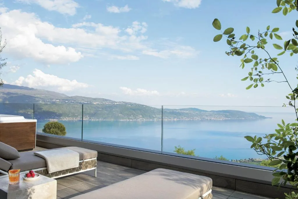 Suite Luxury con Vasca Idromassaggio e Vista Lago — Lefay Resort & Spa Lago Di Garda