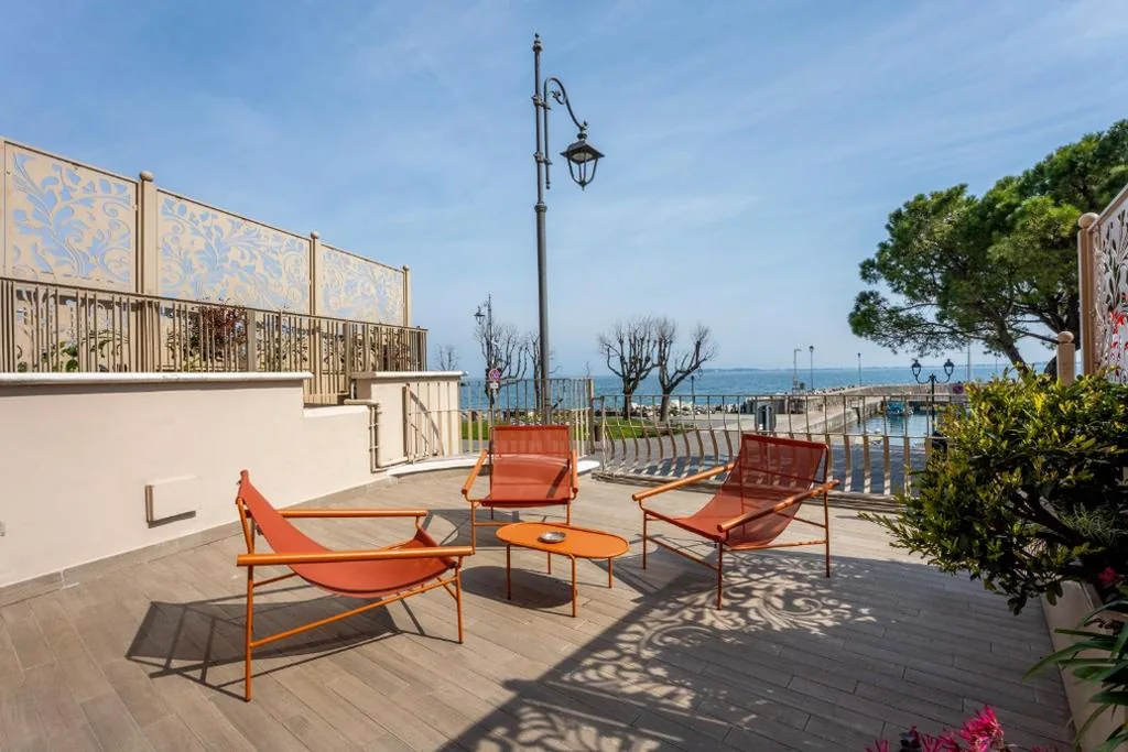 Platinum Suite with Terrace and Lake View — Hotel Vittorio