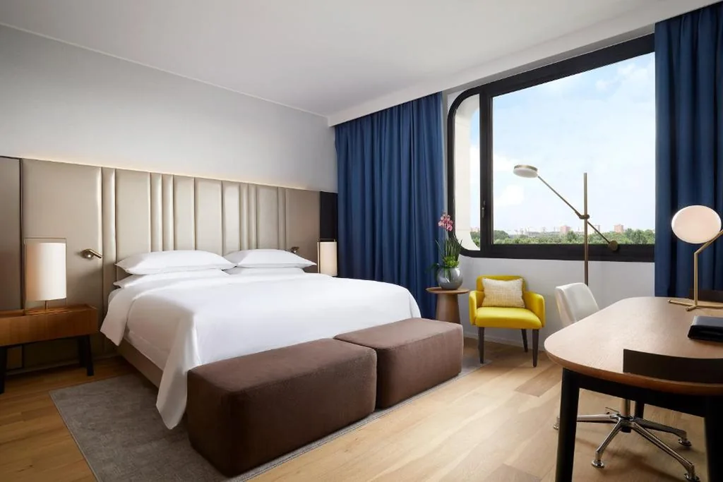 Suite Presidenziale con Vista Città e Accesso Club Lounge — Sheraton Milan San Siro