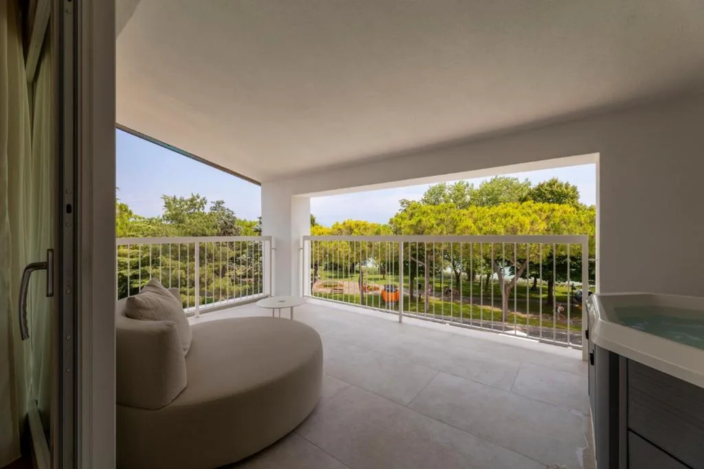 Suite Queen con Vasca Idromassaggio — Hi Hotels Sirmione – Lakeview Pool