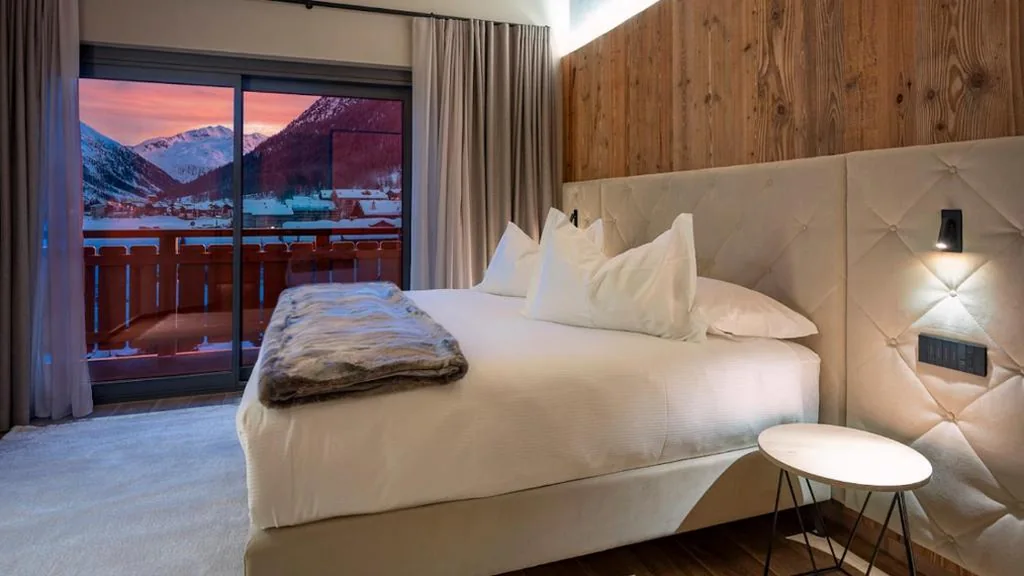 Superior Suite with Balcony and Mountain View — Paradise Lodge