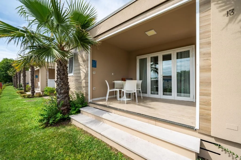 Superior Mobile Home with Terrace and Garden — Onda Blu Resort