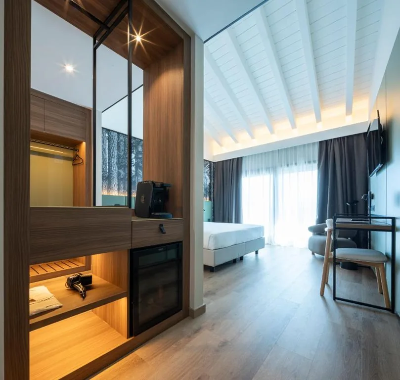 Superior Queen Room with Balcony and Lake View - Free Spa Access — Hotel Horizon Wellness & Spa Resort – Best Western Signature Collection
