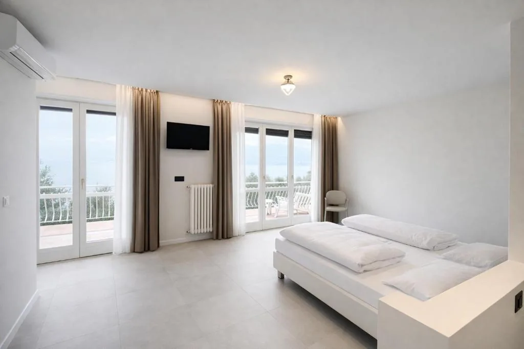 Superior Room with Balcony and Lake View — Hotel Villa Margherita