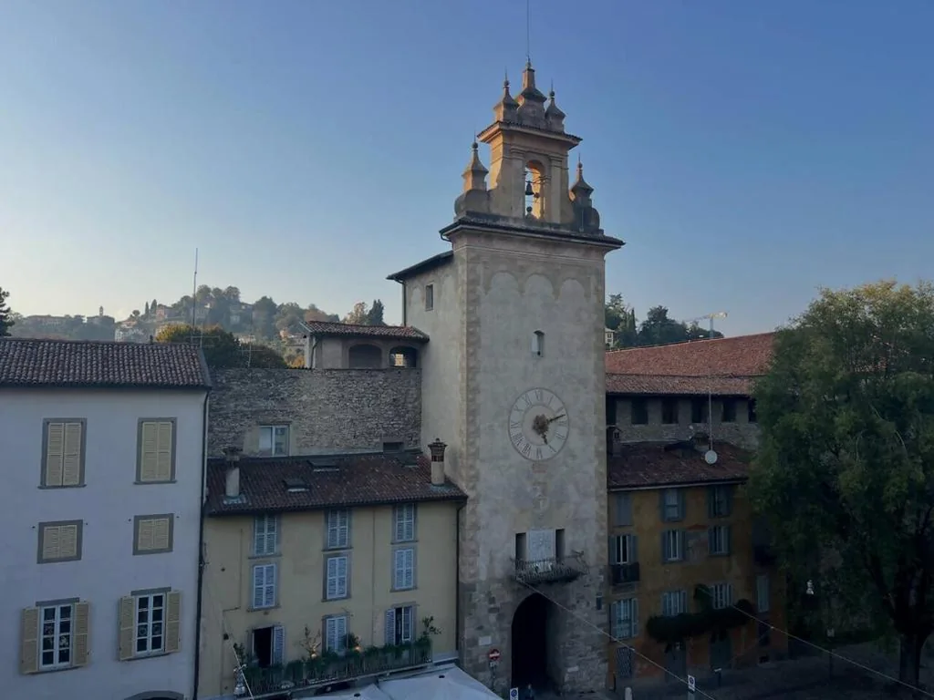 Tra Le Torri
