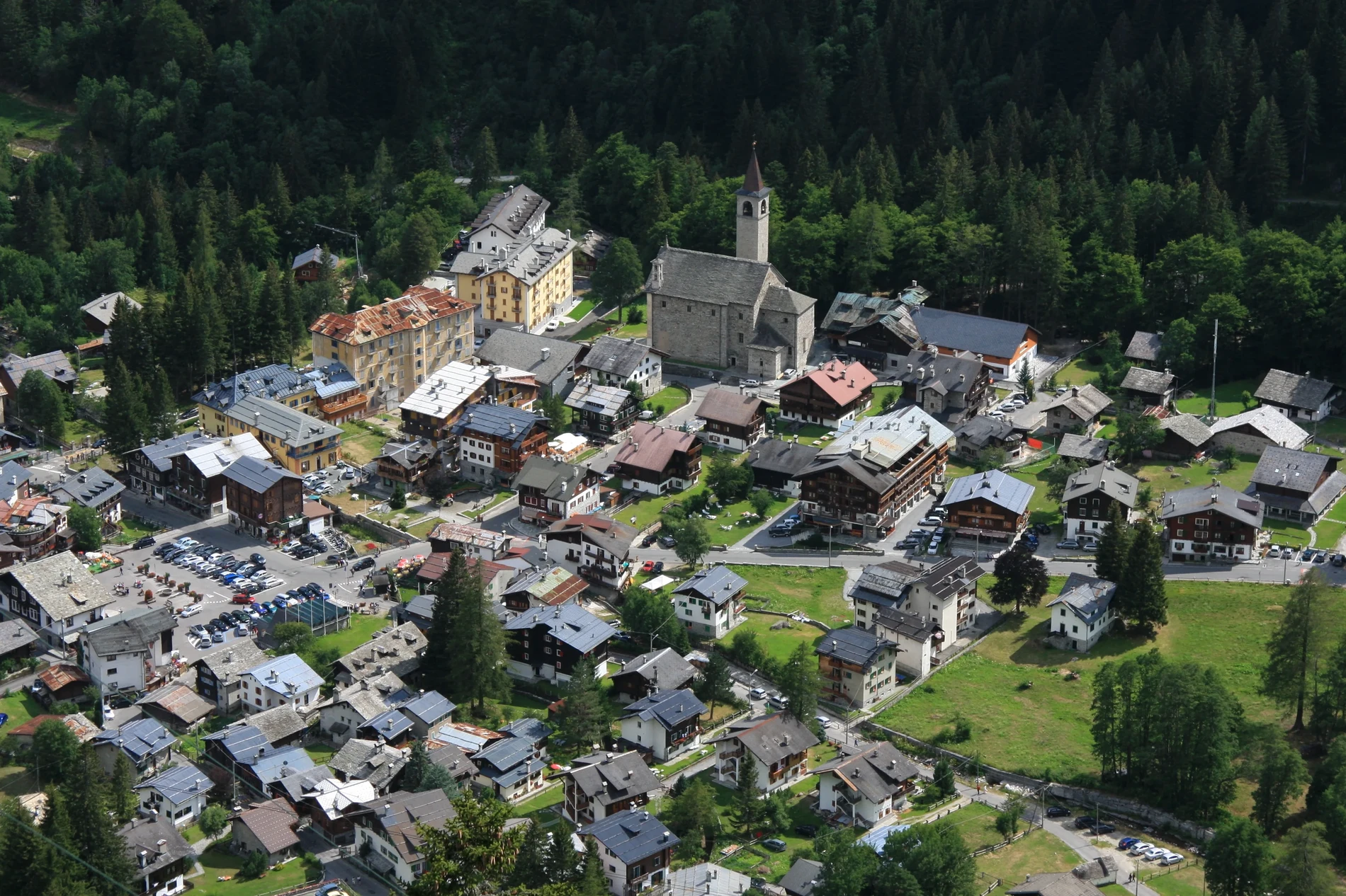 Macugnaga ai piedi della parete Est del Monte Rosa, borgo Walser
