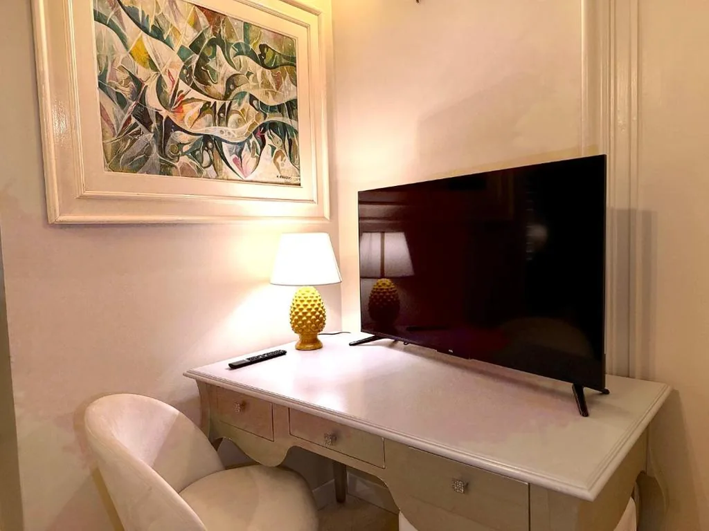 Madame Sofia Budget Basement Rooms with Large Windows – Camera Leggermente sotto il piano Terra con affaccio giardino — foto 4