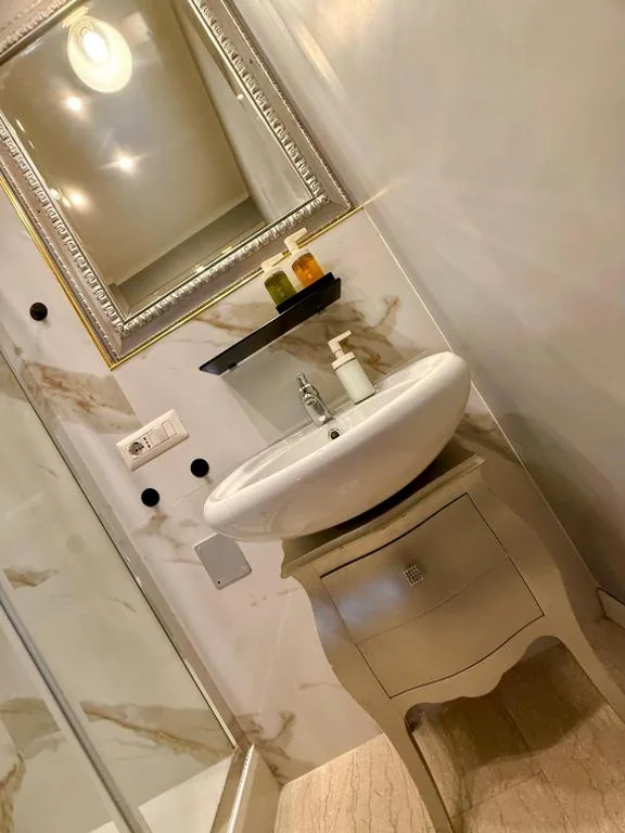 Madame Sofia Budget Basement Rooms with Large Windows – Camera Leggermente sotto il piano Terra con affaccio giardino — foto 5
