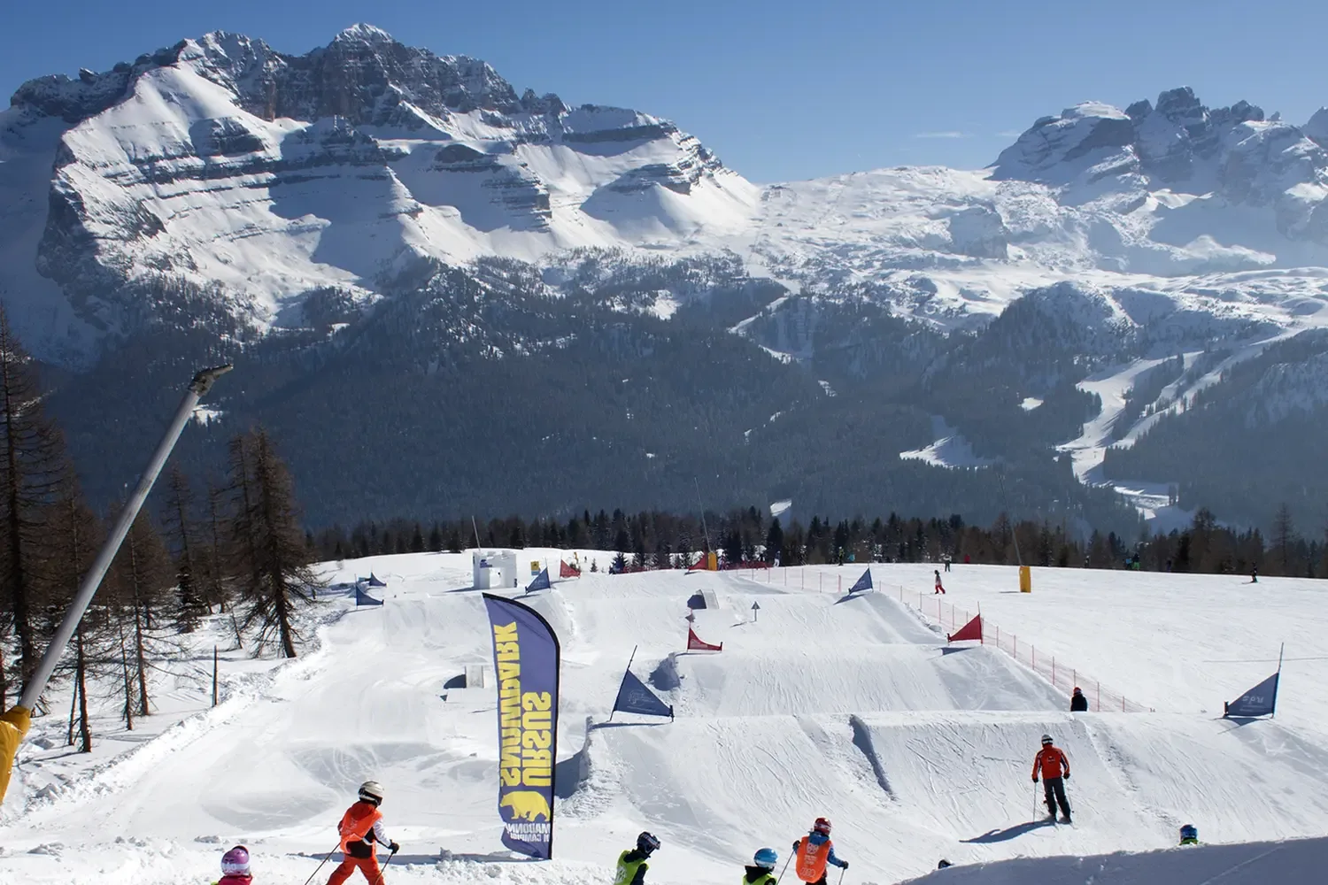 Le piste di Madonna di Campiglio con le Dolomiti di Brenta sullo sfondo