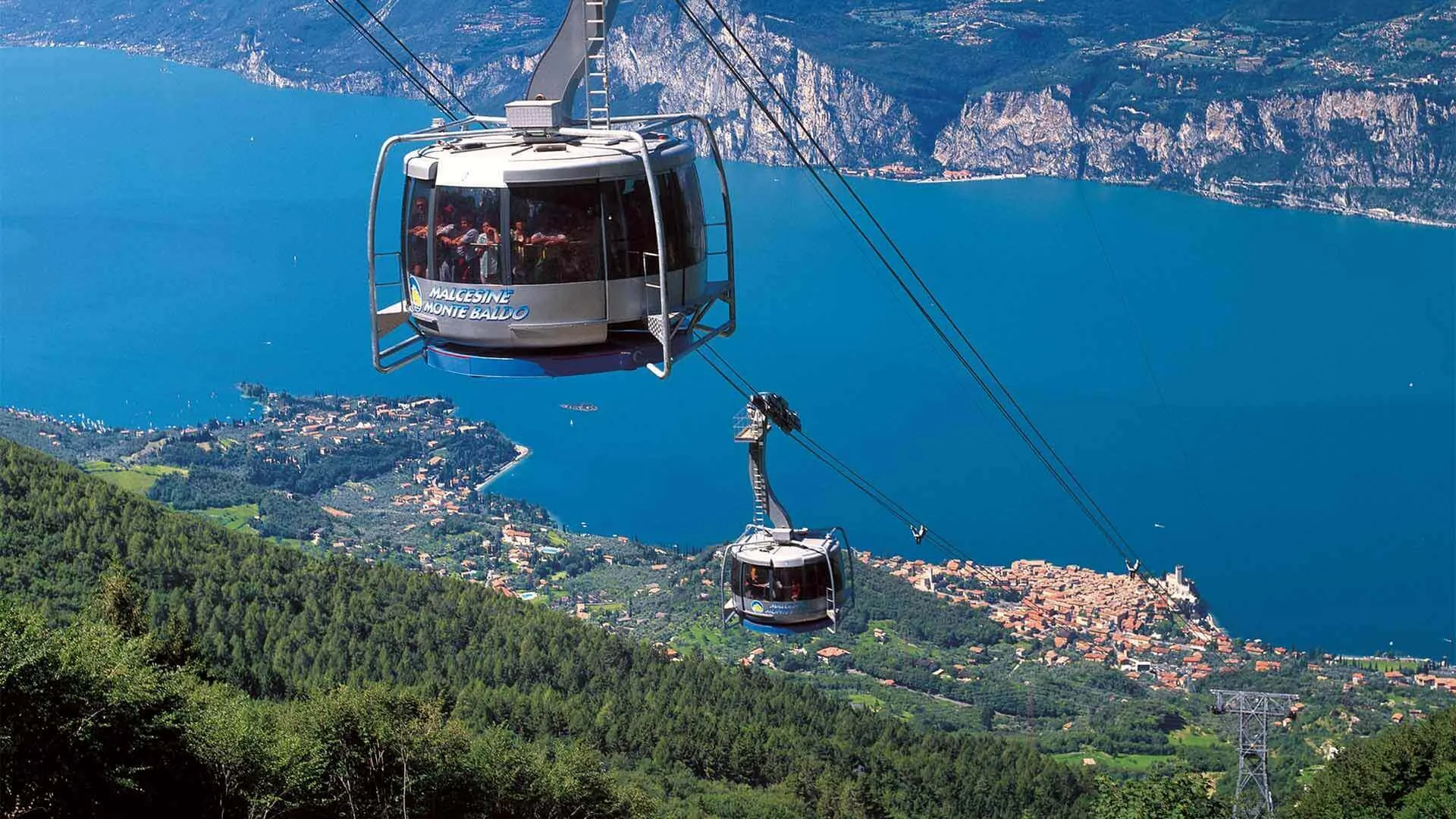 Il castello scaligero di Malcesine ai piedi del Monte Baldo