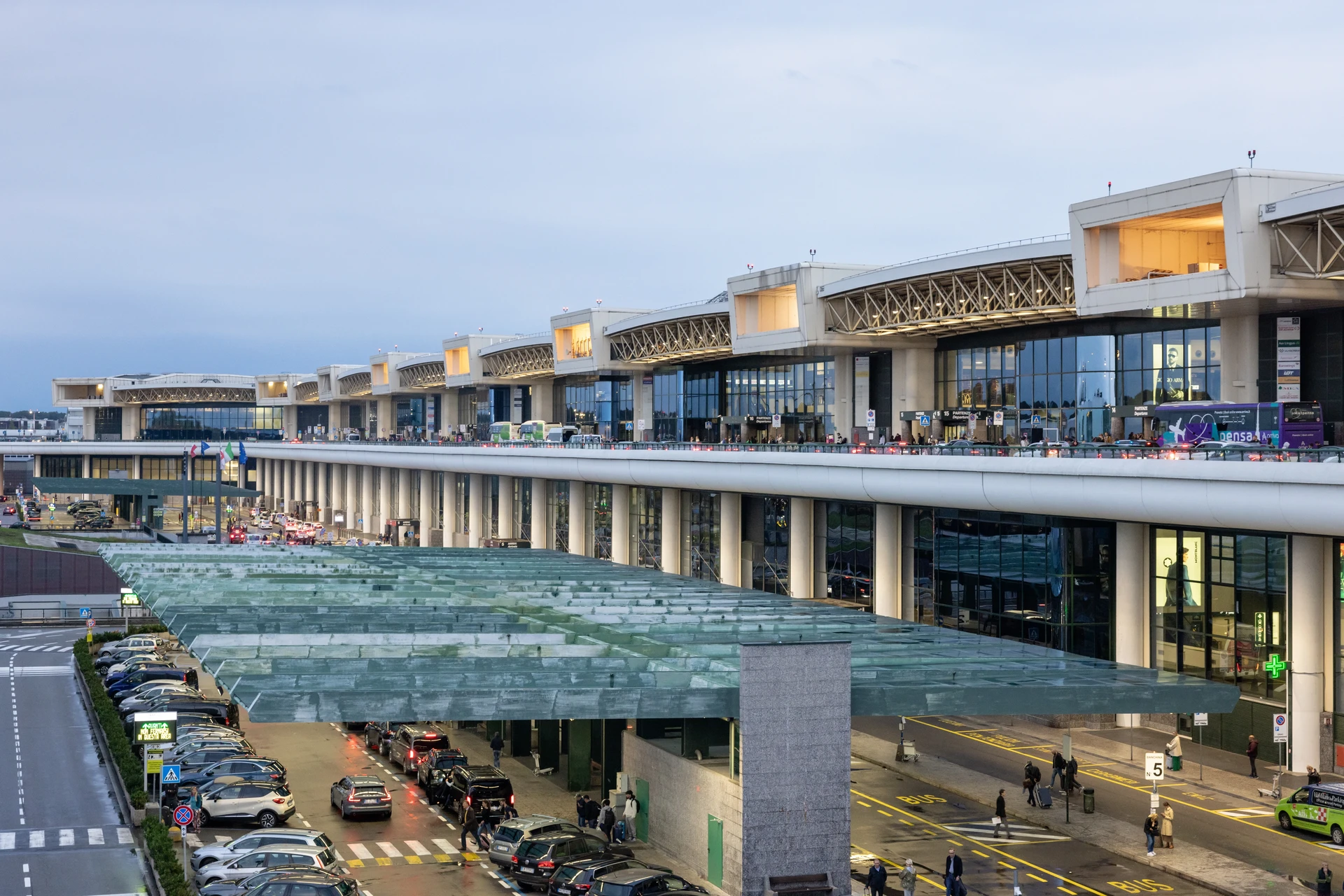 L'aeroporto di Malpensa con i dintorni verdi della provincia di Varese