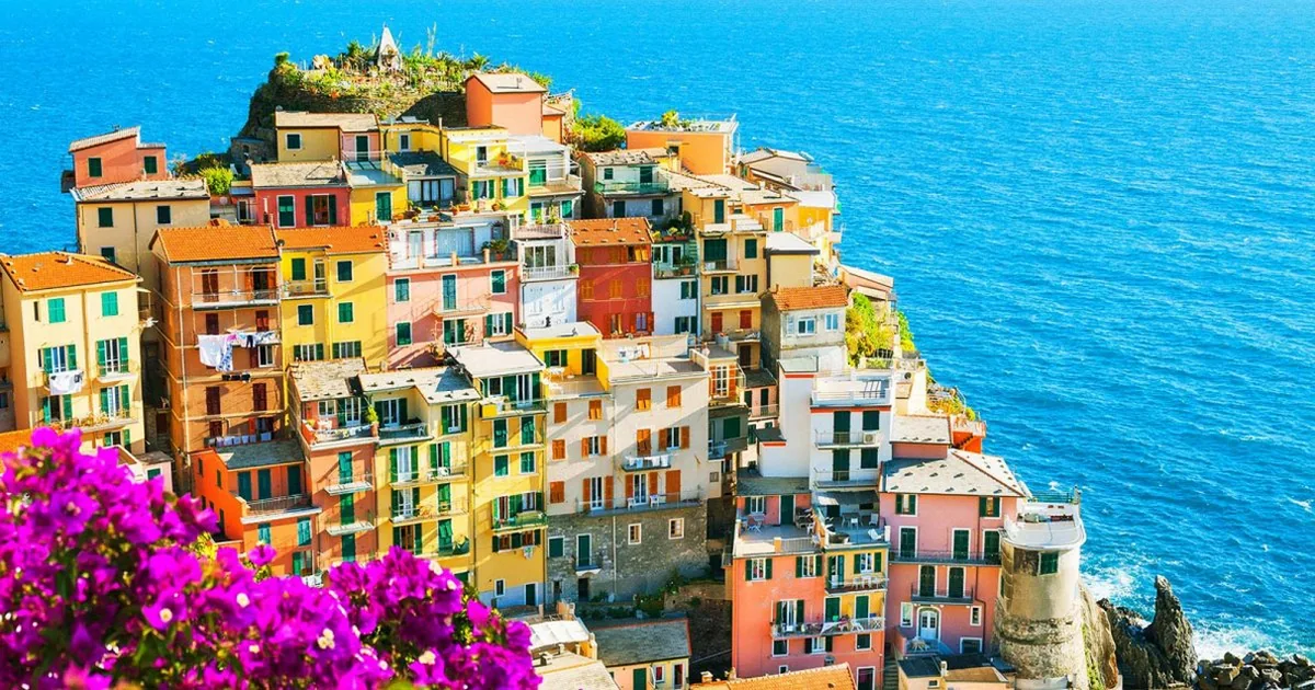 Le case di Manarola a picco sul mare, borgo delle Cinque Terre raggiungibile in treno