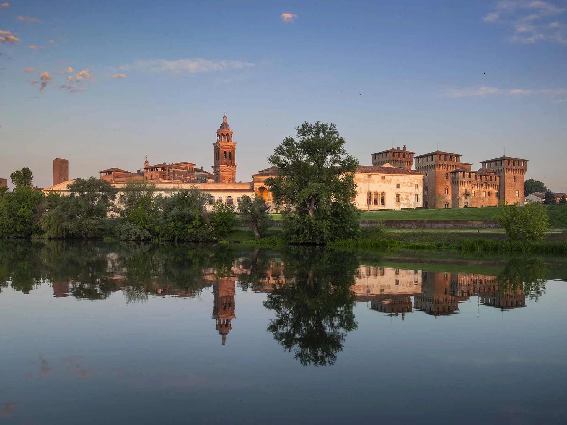 Lo skyline di Mantova riflesso nei laghi formati dal Mincio