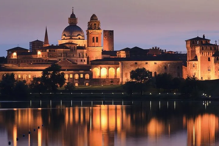 Mantova e Palazzo Ducale riflessi nei laghi che circondano la città