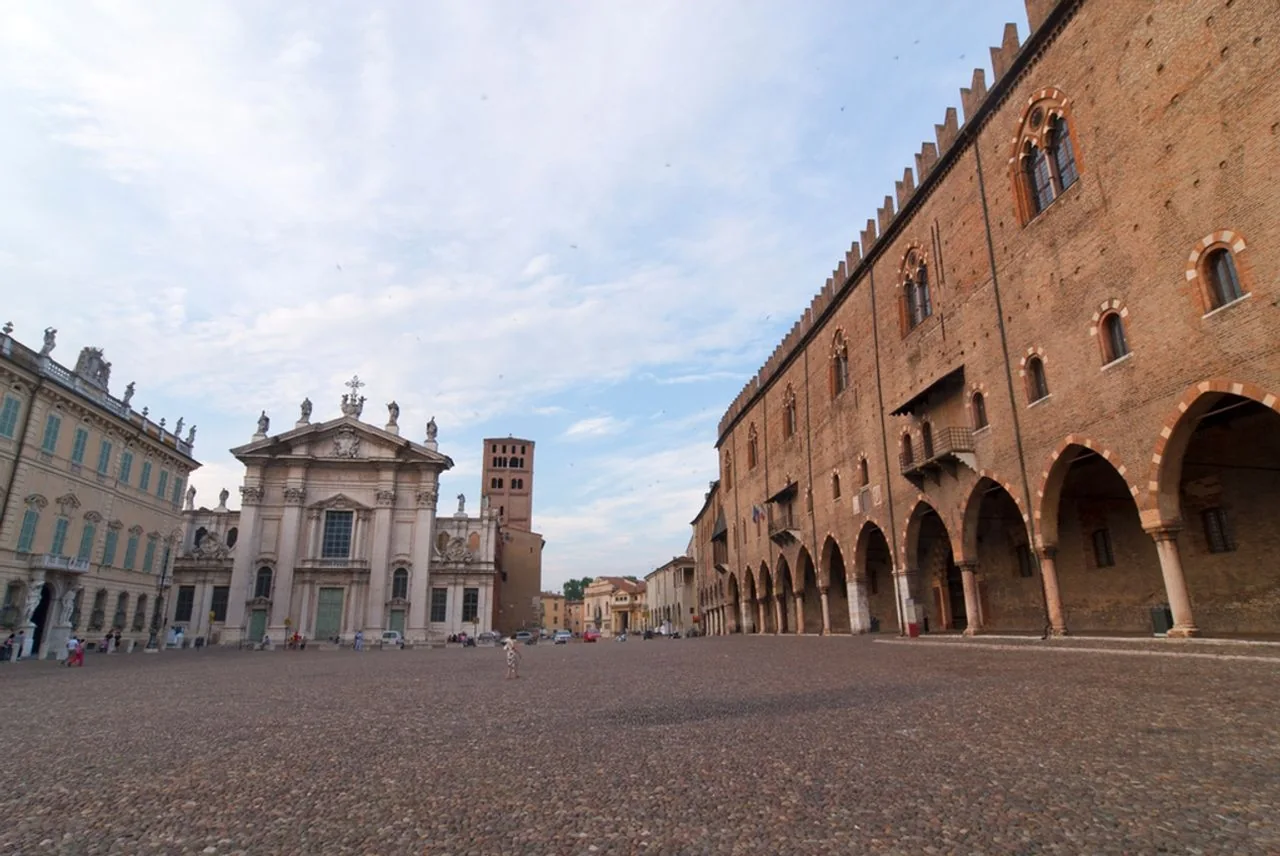 Piazza Sordello a Mantova con la facciata di Palazzo Ducale