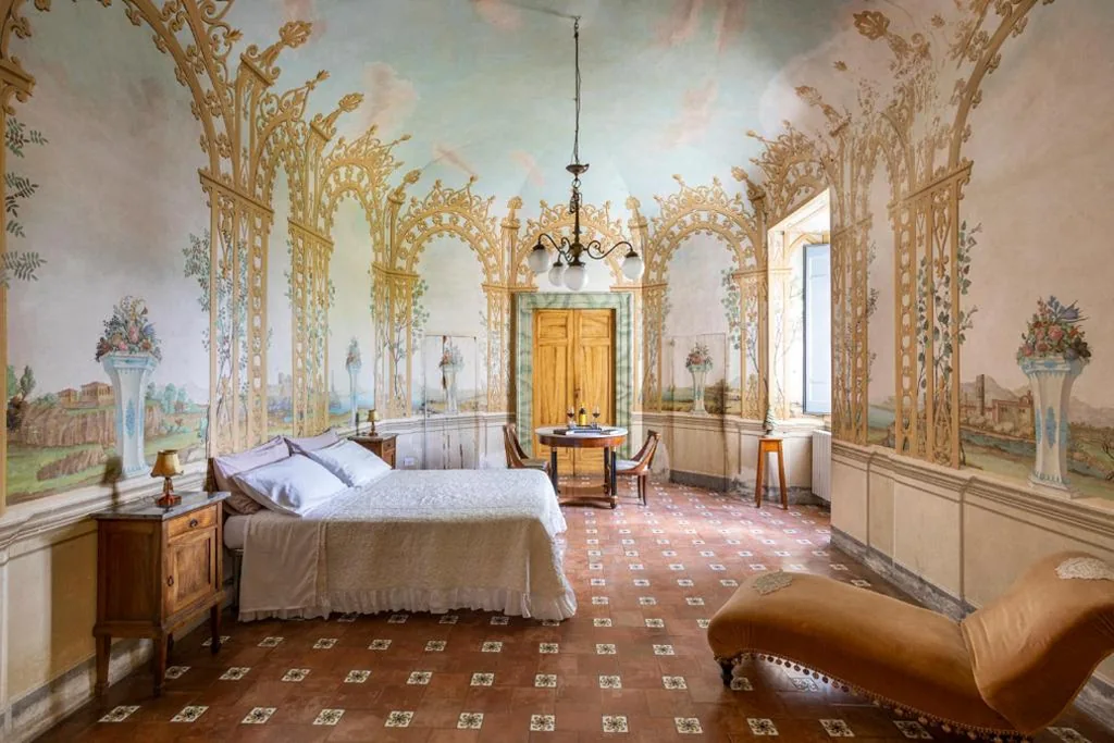 Exclusive Apartment-1844s Frescoes- Centuries old park- Peacocks- Villa Mastrangelo