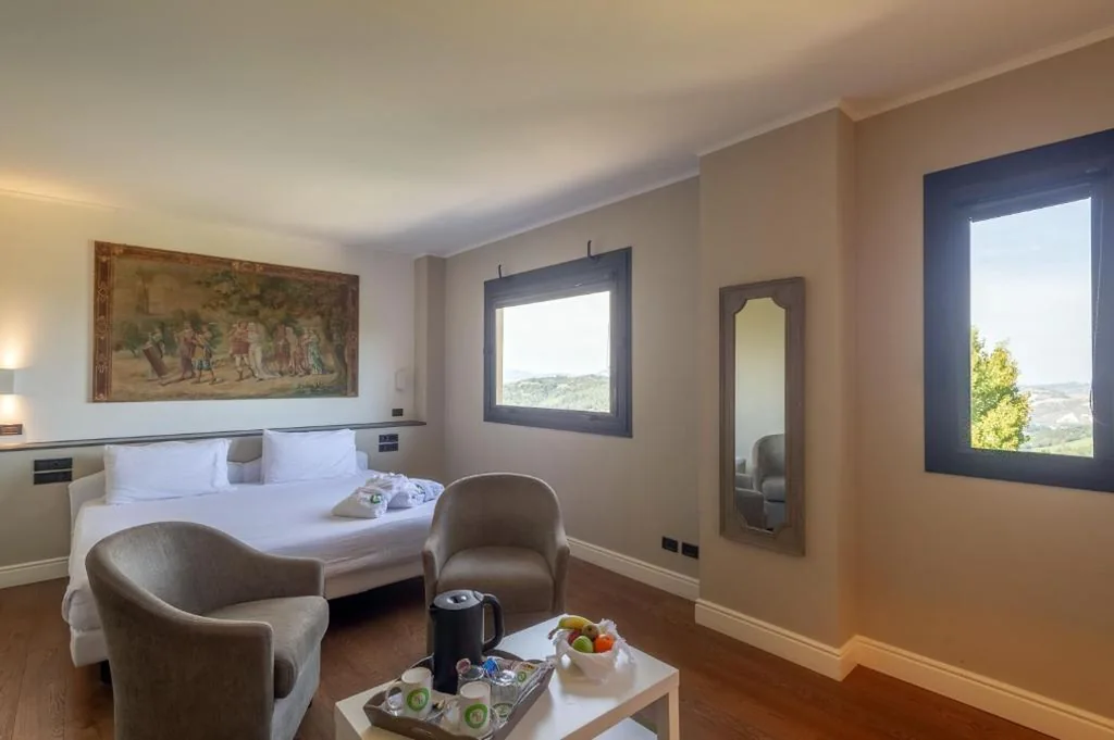 Junior Suite (2 Adulti) con Accesso Spa e Vista Collina — Hotel Mamiani & Relaxing Spa Urbino