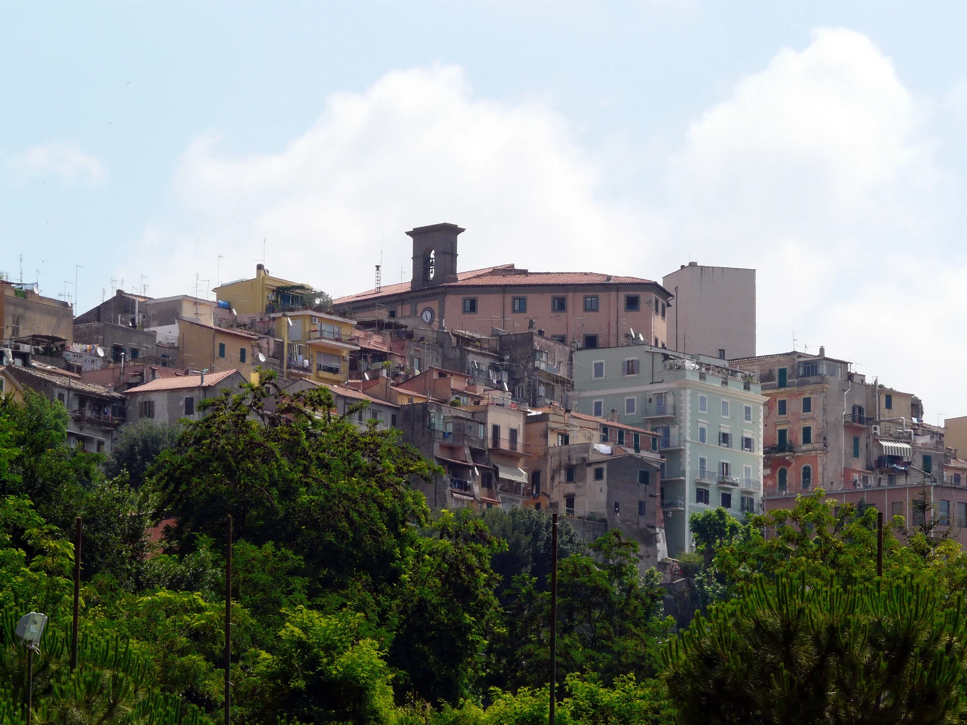 Marino tra i vigneti dei Castelli Romani, borgo del vino vicino a Roma