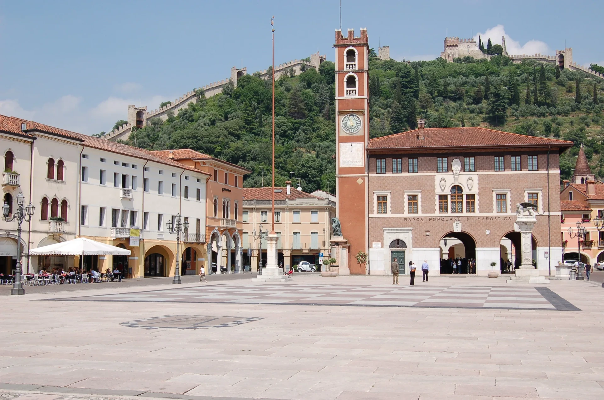La piazza degli scacchi di Marostica con il castello