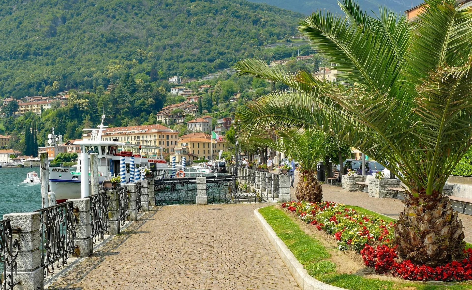 Il lungolago di Menaggio sulla sponda occidentale del Lago di Como