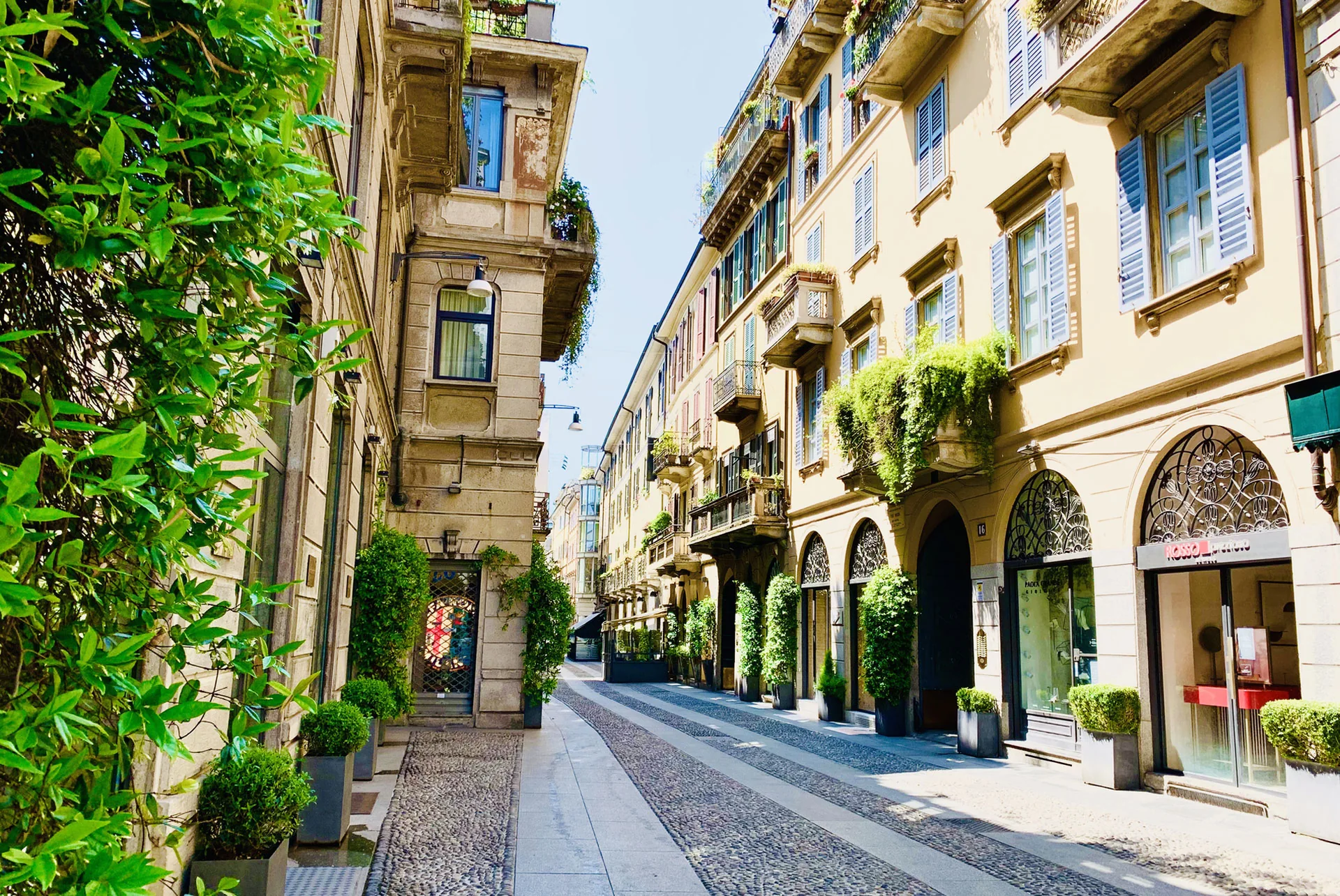 Una via acciottolata del quartiere di Brera a Milano