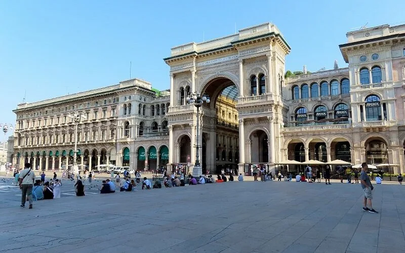 Piazza del Duomo di Milano con la cattedrale e i portici