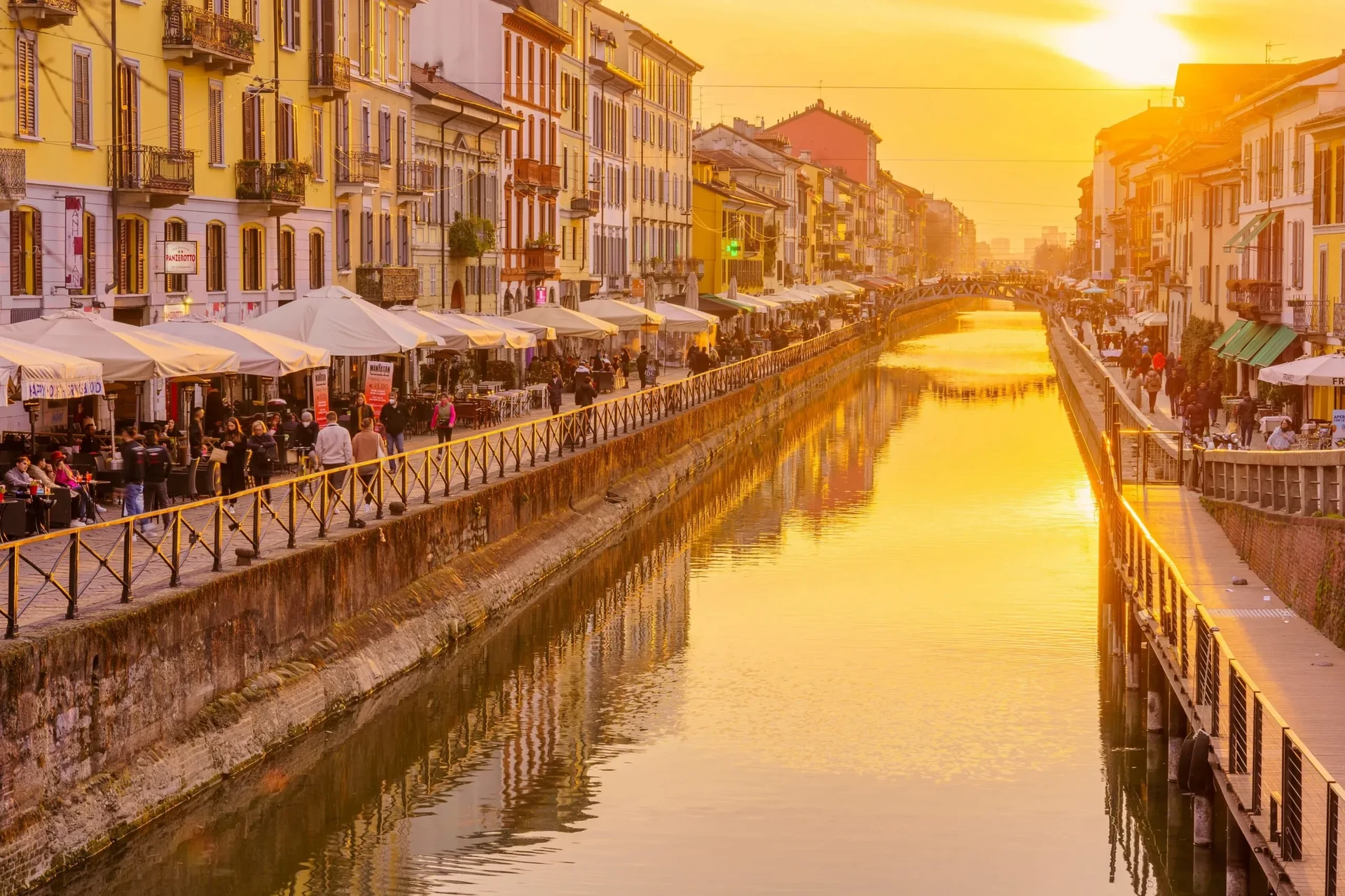 I Navigli di Milano al tramonto con i locali affacciati sul canale