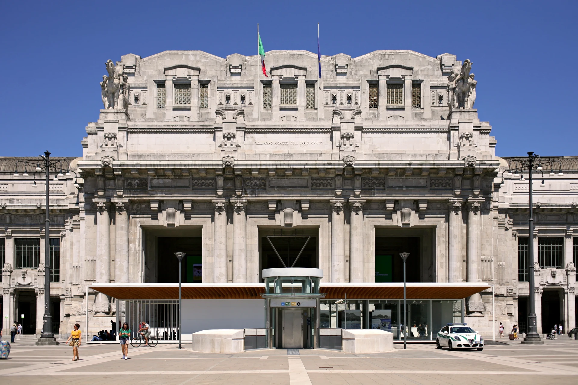 La facciata monumentale della Stazione Centrale di Milano
