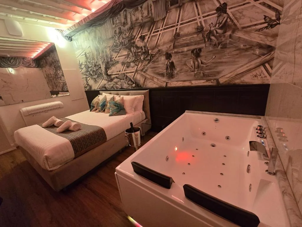 Mirror Suite Roma Colosseo Jacuzzi — foto 4