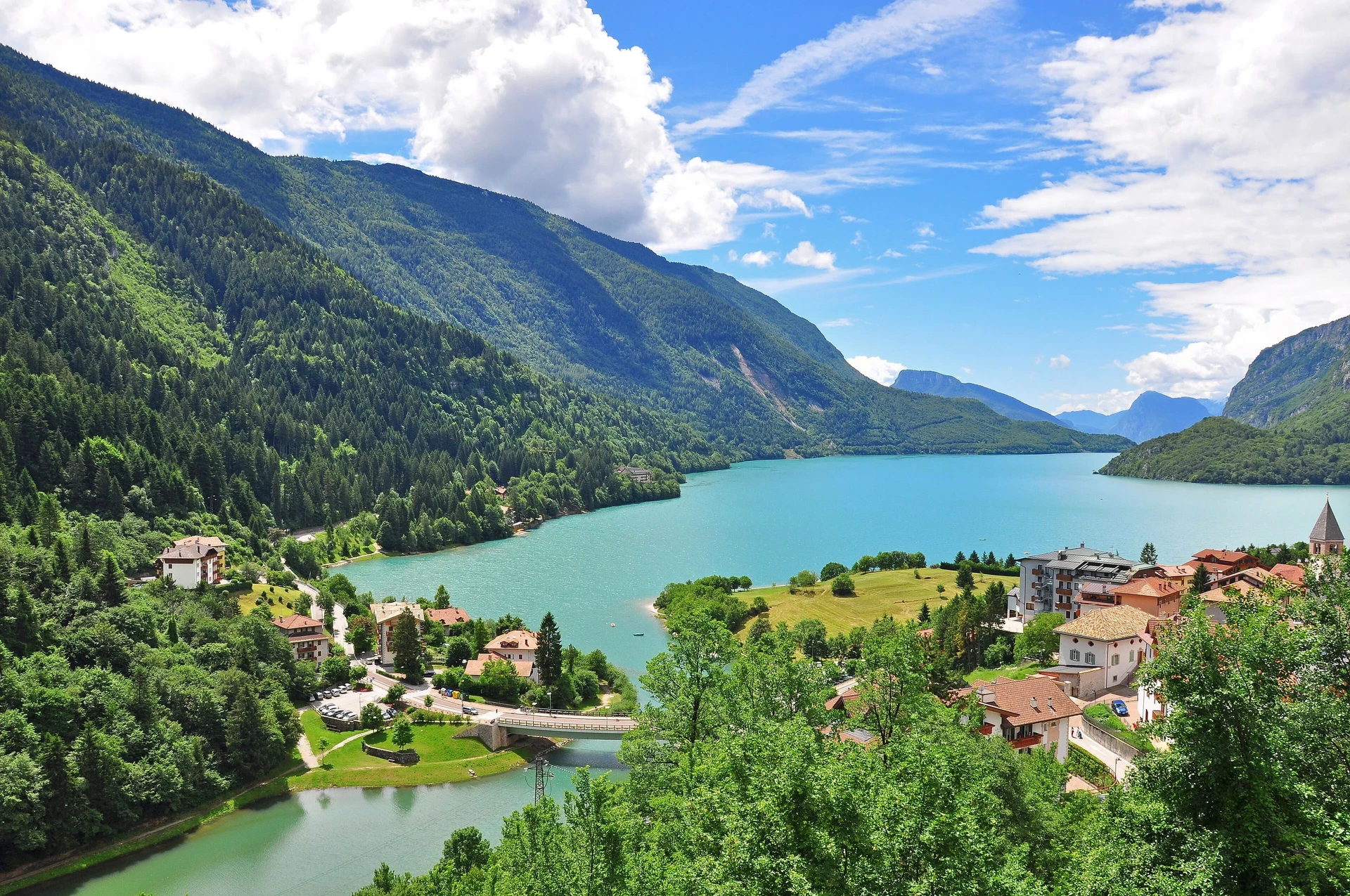 Il lago di Molveno ai piedi delle Dolomiti di Brenta