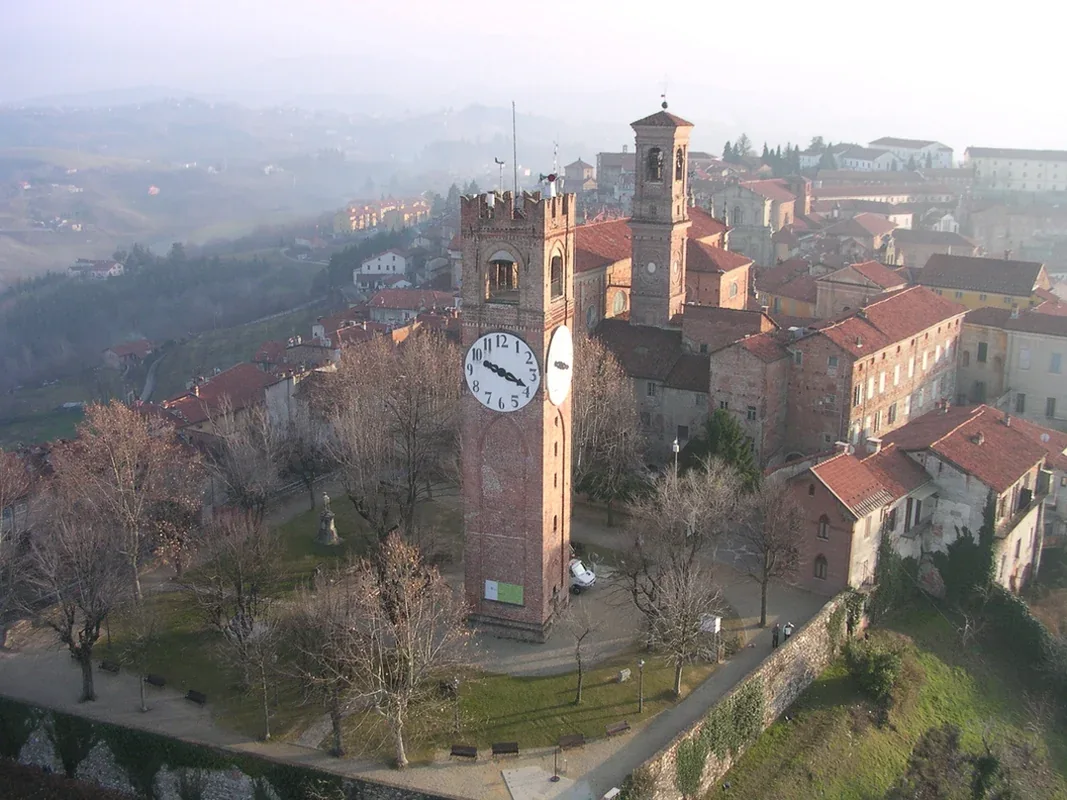 Mondovì, la città alta barocca di Piazza con la Torre del Belvedere