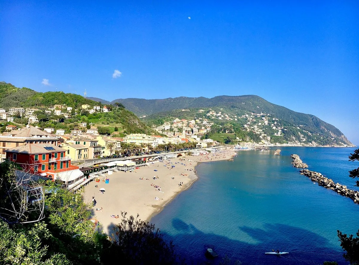 La spiaggia e il borgo di Moneglia affacciati sul mare