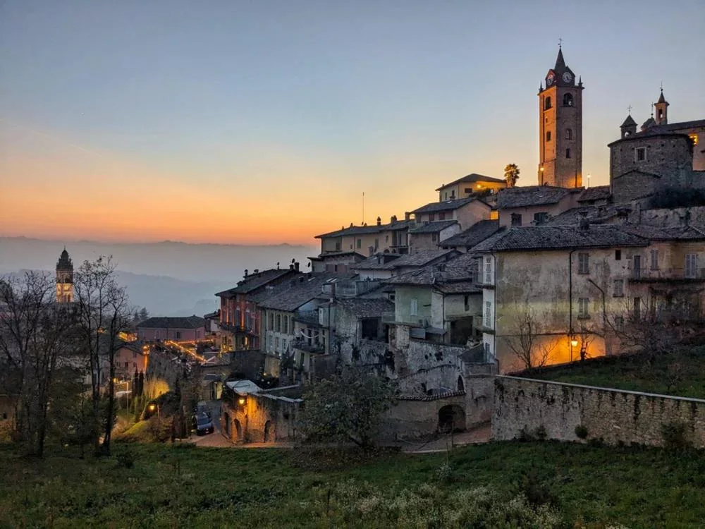 Monforte d'Alba, borgo arroccato tra i vigneti delle Langhe