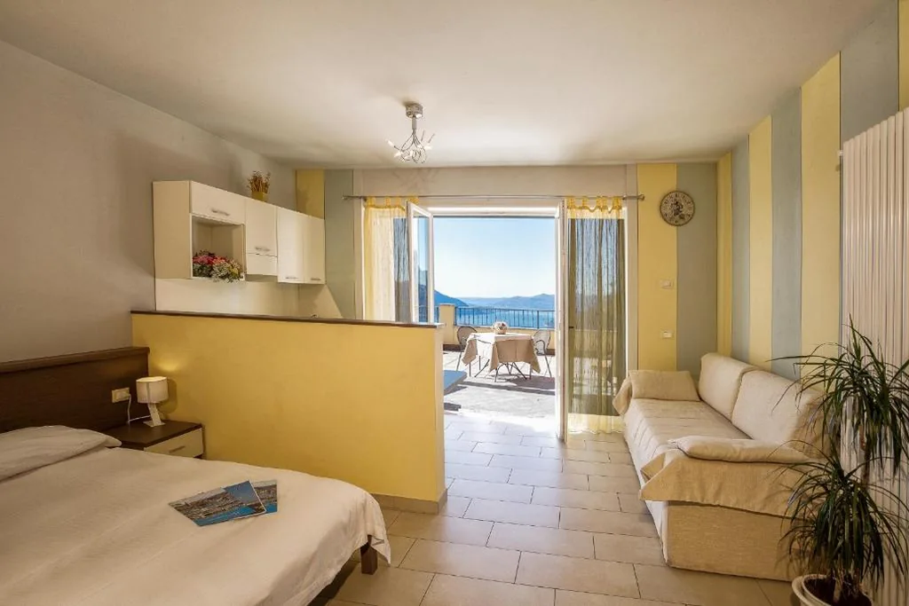 Monolocale con Terrazza (3 Adulti) — Residence Usignolo
