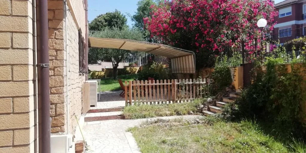 Studio with Garden View — VILLA GIULIANA stanze con bagno interno in Villa a 350 mt spiaggia libera Lido delle Sirene