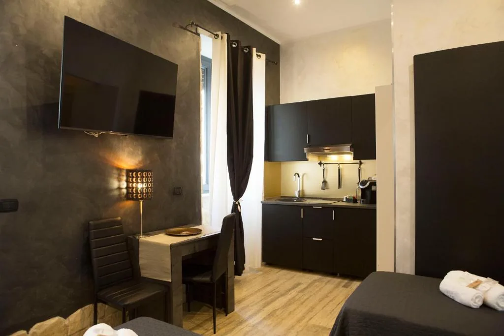 Queen Deluxe Studio Apartment — Jadore Monic