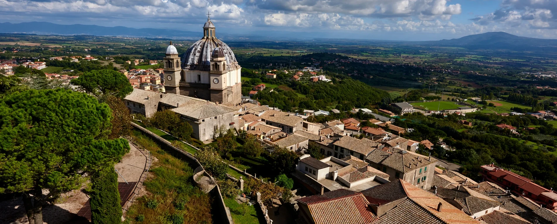 Montefiascone sulla collina sopra il lago di Bolsena, città del vino nella Tuscia
