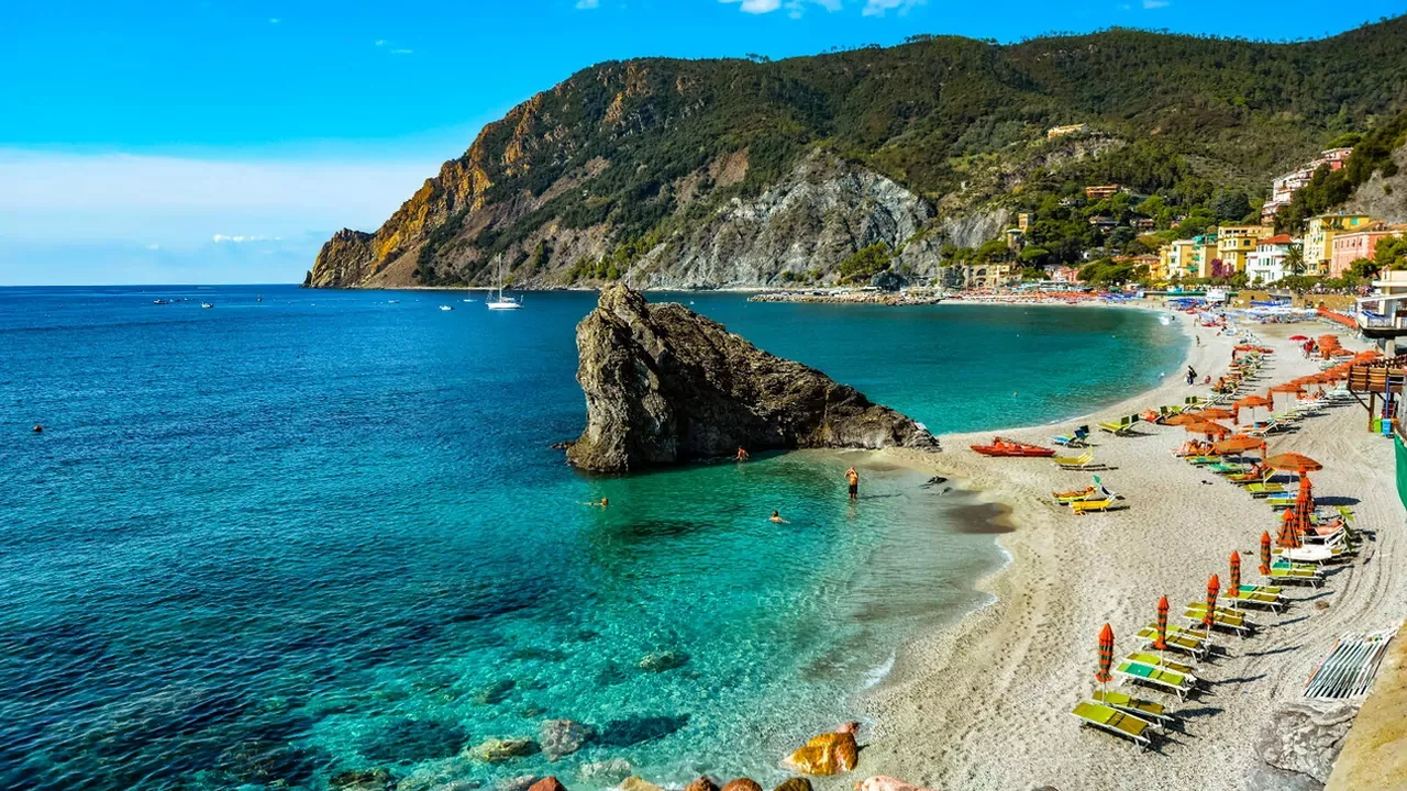 La spiaggia di sabbia di Fegina a Monterosso al Mare con gli ombrelloni