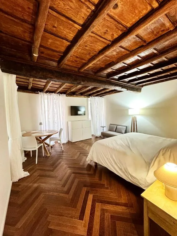 Navona Fox House 1