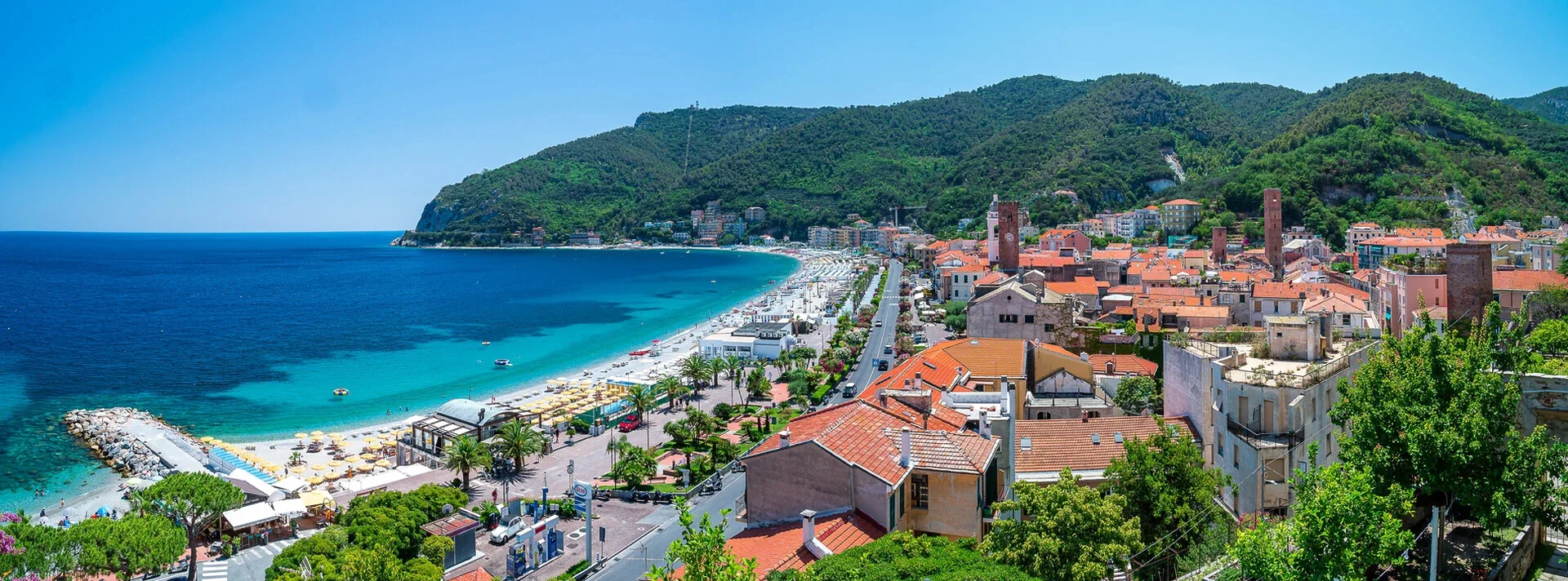 Il borgo medievale di Noli con le torri e il mare