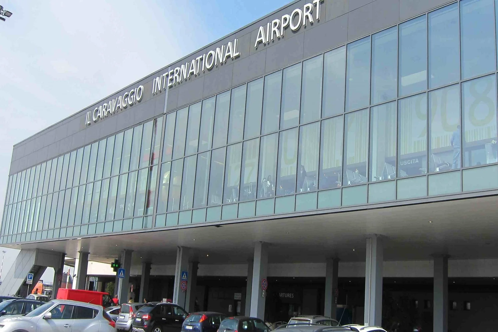 L'aeroporto di Orio al Serio con Bergamo e le montagne sullo sfondo