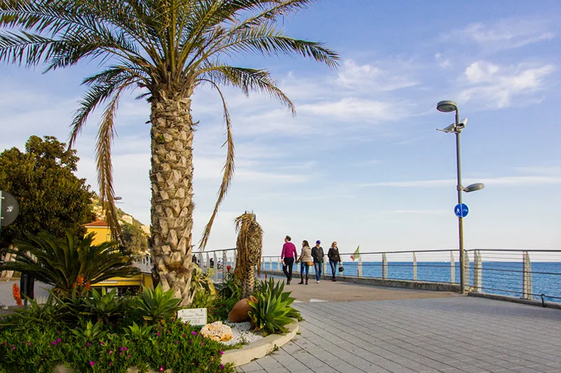 La baia di Ospedaletti con la pista ciclabile sul mare