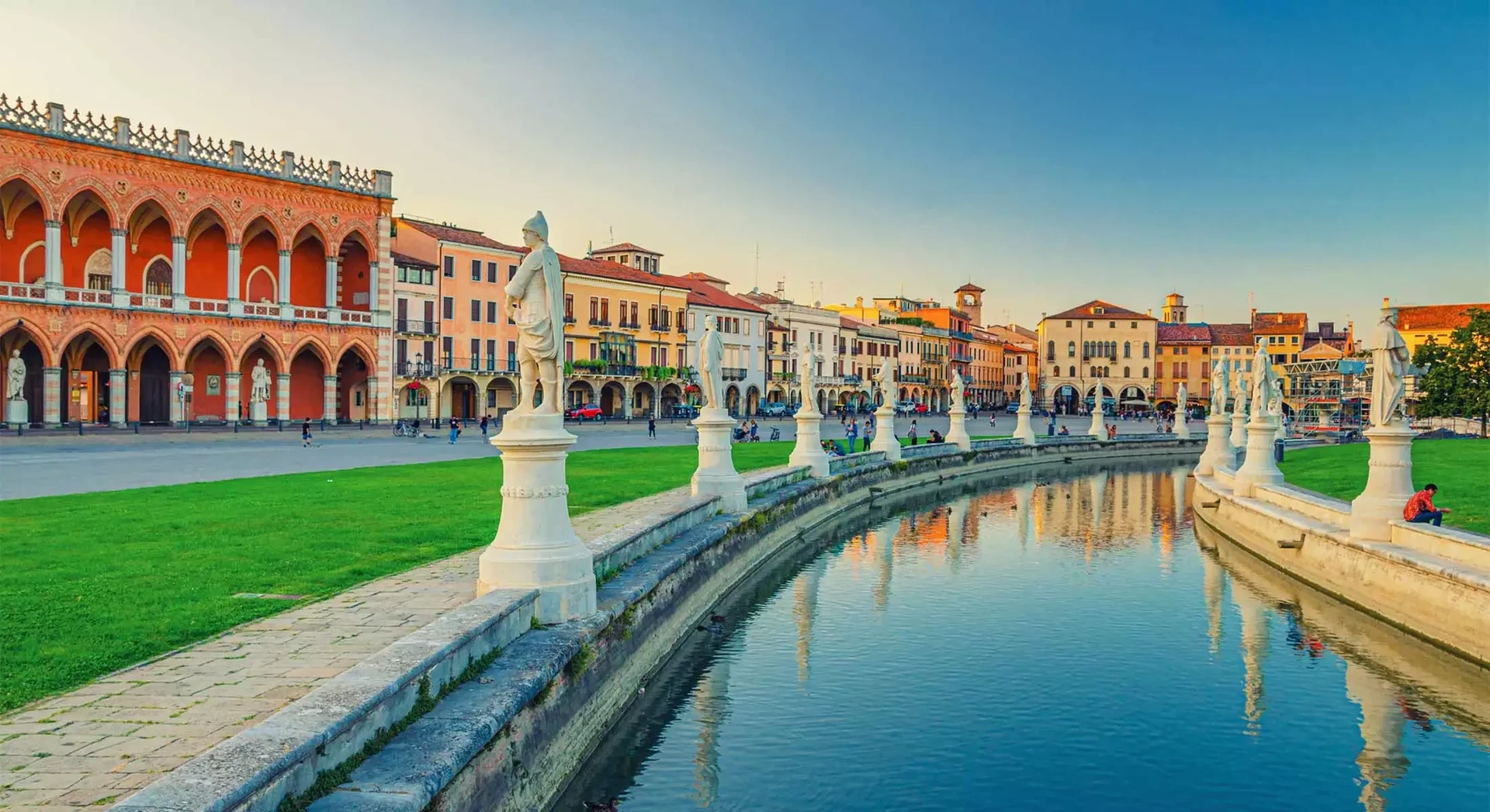 Il Prato della Valle a Padova con le statue e il canale