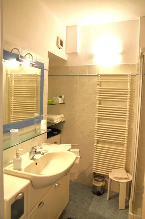 Pae veciu camera privata con bagno — foto 7