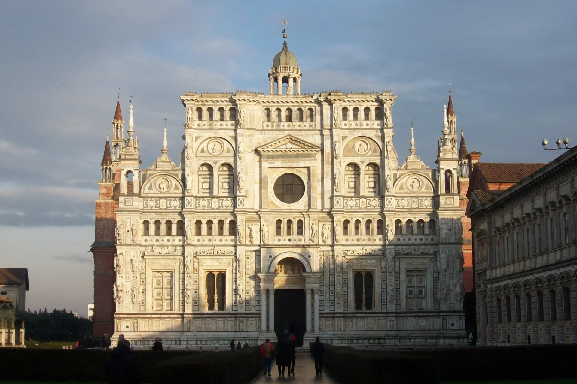 La facciata marmorea della Certosa di Pavia