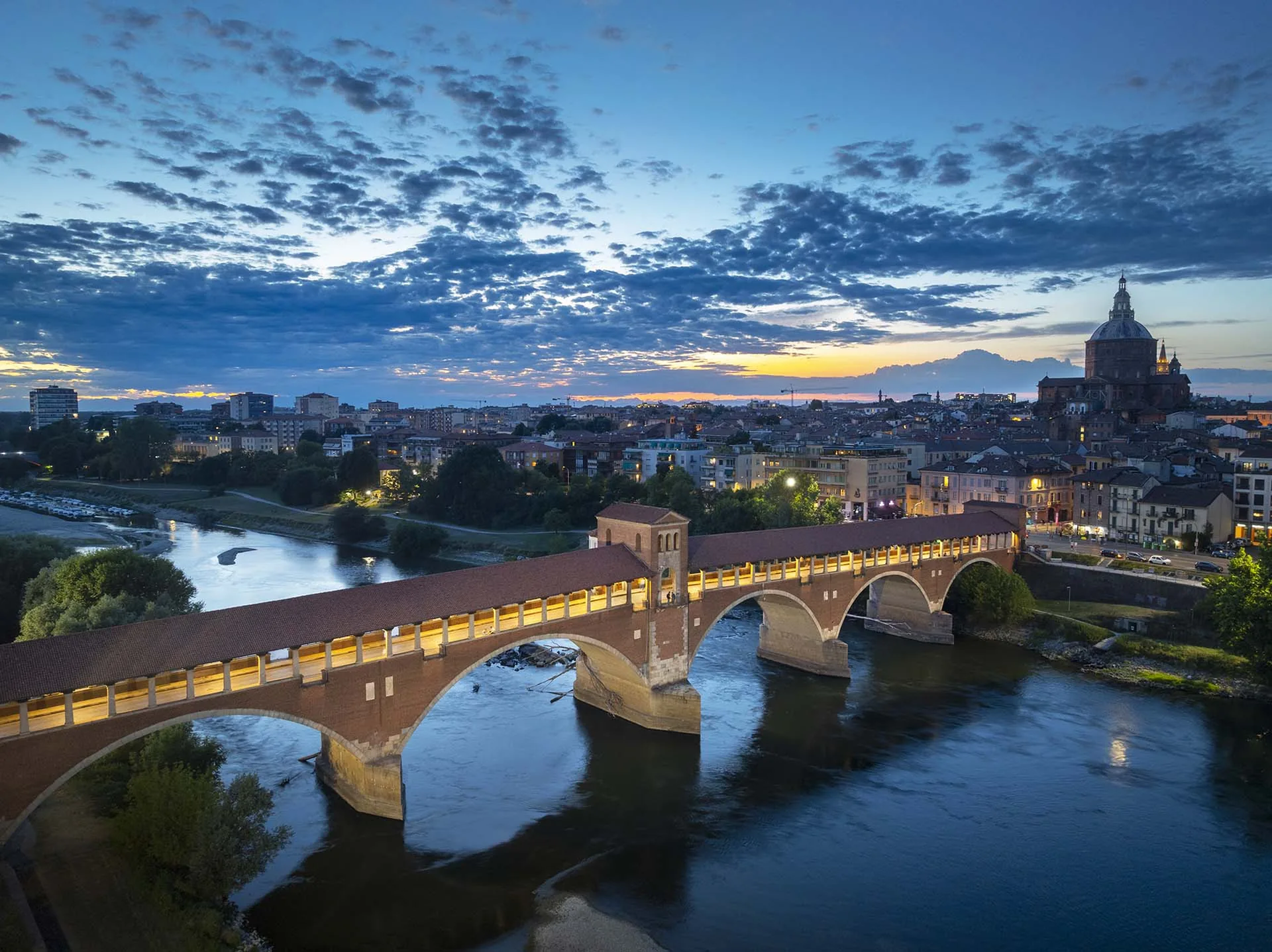 Il Ponte Coperto di Pavia sul fiume Ticino con il centro storico