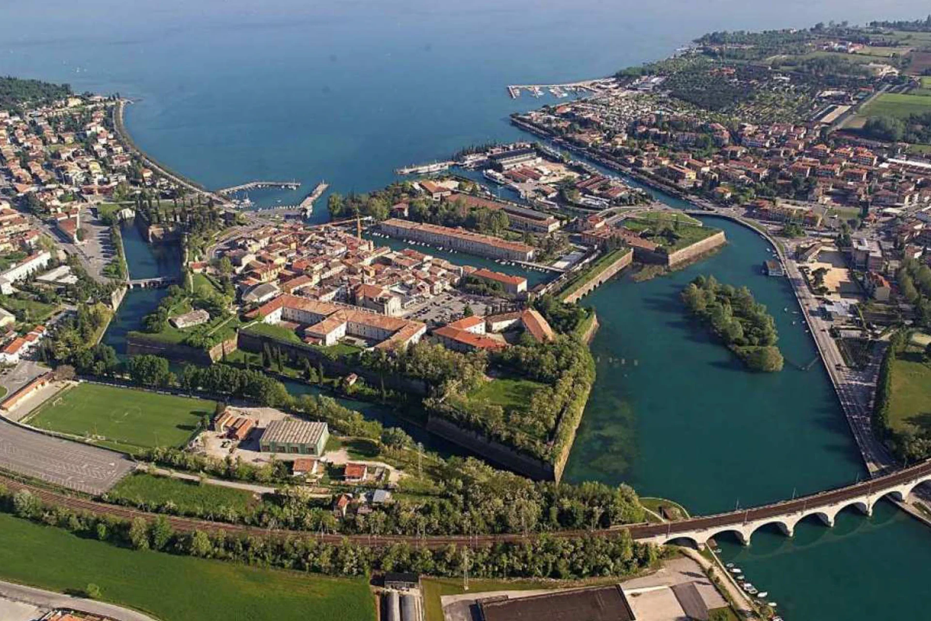 La fortezza di Peschiera del Garda sull'acqua