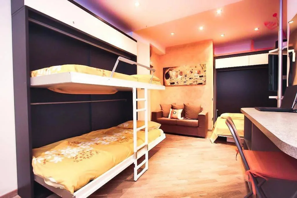 PETITE HOME IN ROME