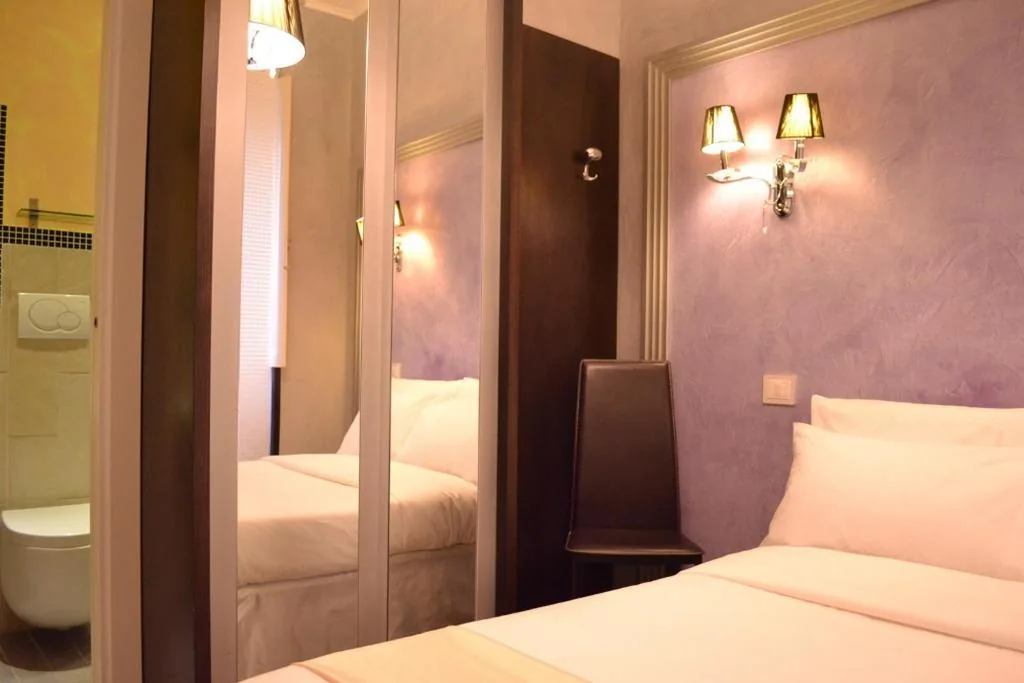 Small Double Room with French Bed — Tiburtina House